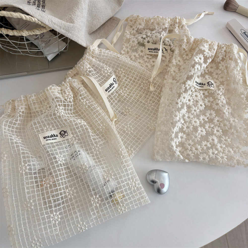 Travel Accessories Set - Kant geborduurde Daisy Mesh make-up tas